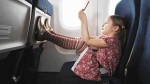 kislány a repülőn