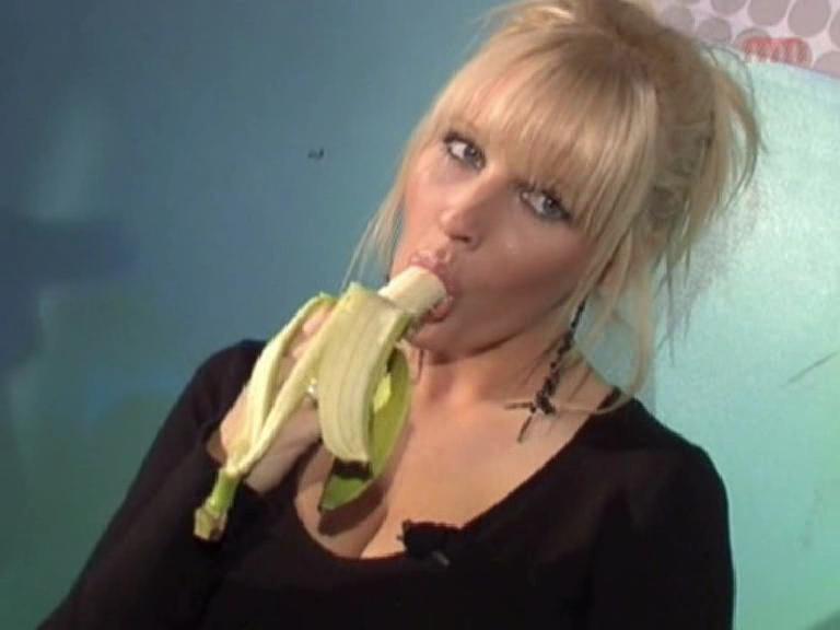 Рот зрелой тете. Знаменитости с бананом во рту. Блондинка с бананом. Красивые сосущие головы.