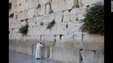 Ferenc pápa érinti a falat, amely elválasztja Izraelt a Ciszjordániától, útja során szentmisét celebrált a Manger téren, a betlehemi Születés Templom mellett