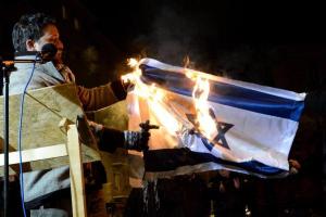 Gázlámpával még az izraeli zászló is ég!