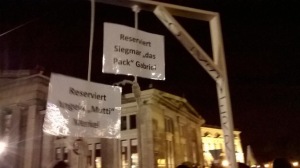 Merkelt akasztófára kívánó tüntetők Drezdában