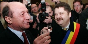 Szász Jenö Basescu román államelnökkel koccint
