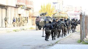 A török harci egységek kurd városokat terrorizálnak