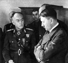 A román Antonescu, a Führerrel. Hitler jobban becsülte Antonescu-t, mint Horthy-t és a románokat, mint a magyarokat. Rá is fázott erre a tévedésére!