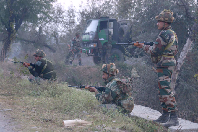 Állást foglalnak el az indiai katonák a Pathankot légibázist ért támadás során.