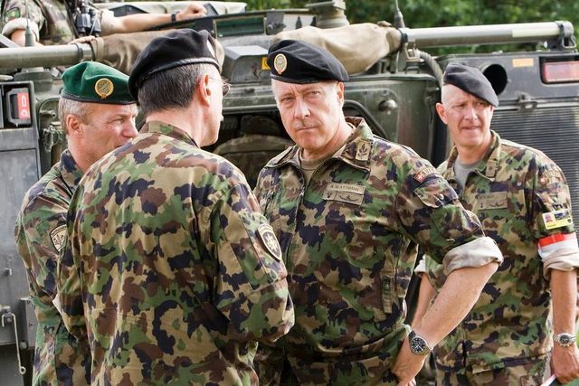 A svájci hadsereg főparancsnoka: André Blattmann (középen)