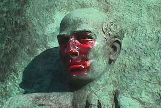 Buenos Airesben piros festékkel lefújták Wallenberg szobrát