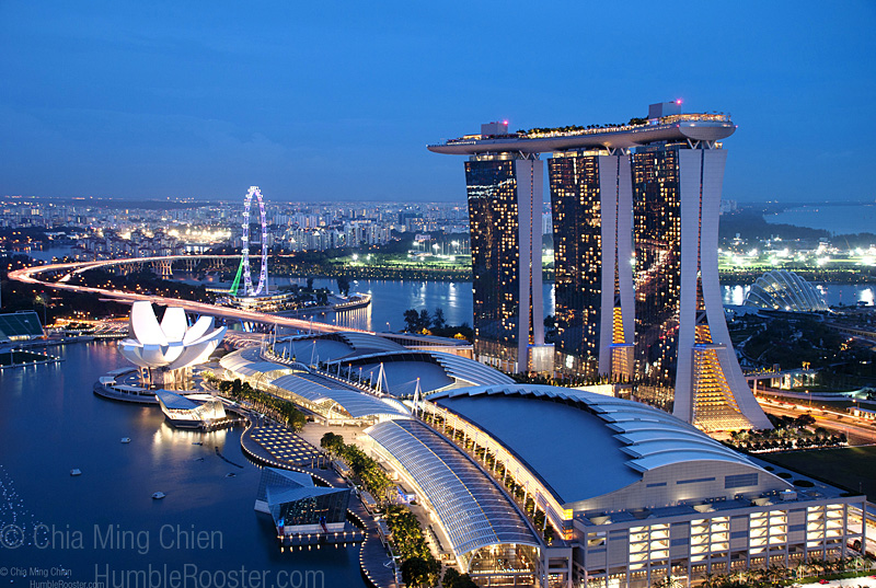 Szingapúr, Marina Bay hármas hotel, tetején a világhírű úszó medence és narancs liget