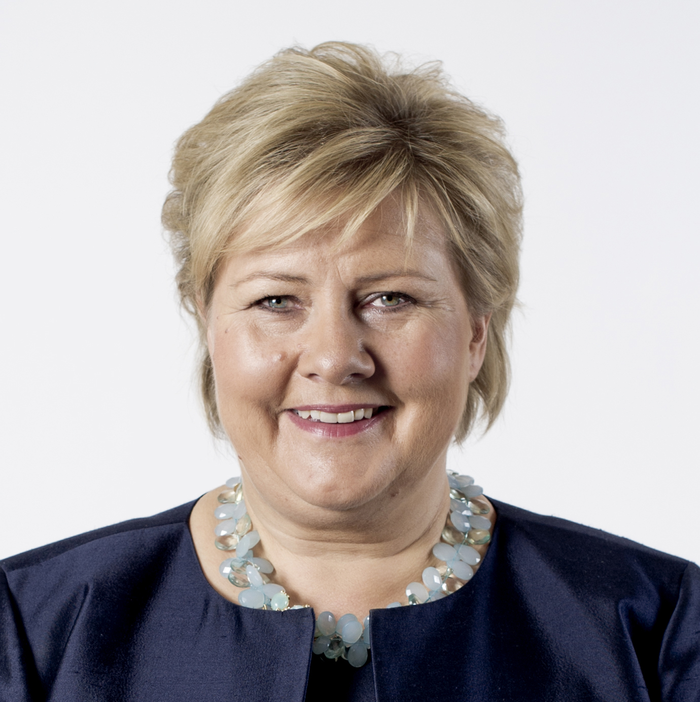 Erna Solberg norvég politikus, 2004-töl a konzervatív Pàrt Høyre elnöke. 16. Október 2013 Miniszterelnök. Szül.: 24. Február 1961 (Kora 55 év), Bergen, Norvégia Férje: Sindre Finnes (házasok 1996 óta)