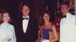 Hillary és Bill Clinton fiatalkorú képe. Mintha Bill itt másképp nézne ki. Neki is voltak faji jellegeket eltüntető műtétjei?