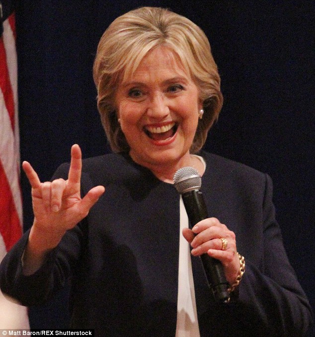 Hillary Clinton a sátánisták jelét mutatja