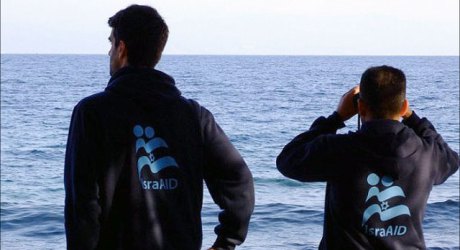 IsraAID-figyelnek-a-tengeren