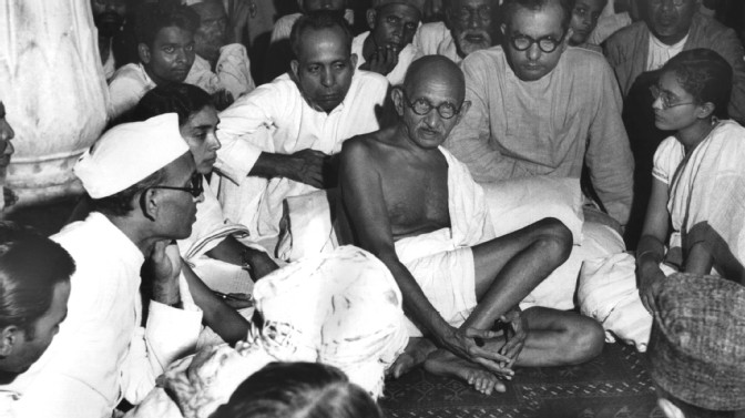 Mahatma Gandhi néhány követőjével
