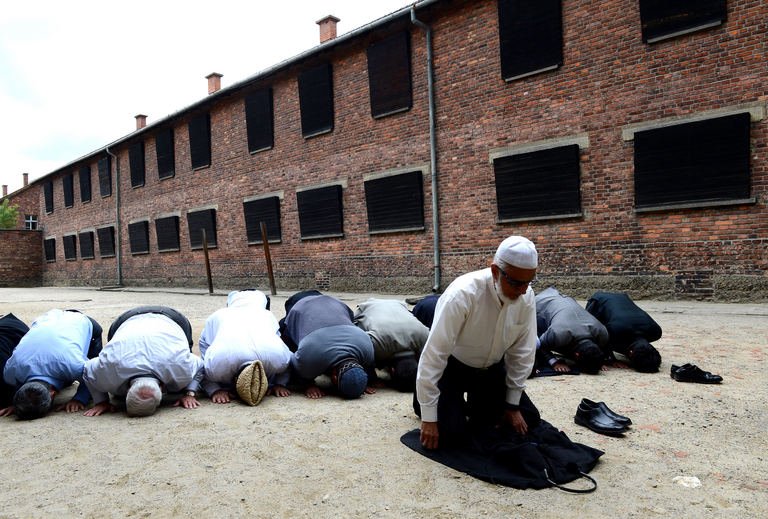 Arabok imádkoznak Auschwitzban. Arra kérik Allaht, hogy küldjön még egy Hitlert! Forrás: www.dailystormer.com