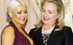 Hillary Clinton Christina Aguilera kincstáros dús kebleit bámulja büszkén, kéjesen sóvárogva