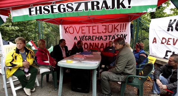 Devizahitelesek éhségsztrájkja Orbán háza előtt