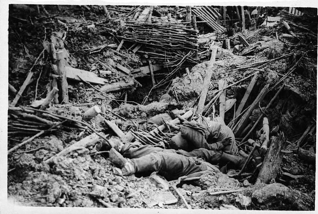 A messines-i csata kezdetén felrobbantott brit aknák által megsemmisített német lövészárok