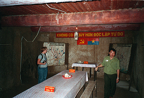 Föld alatti parancsnoki harcálláspont a Củ Chi-alagútrendszerben