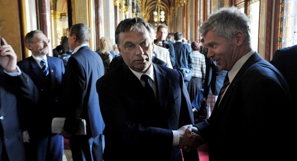 Orbán-Polt-kézfogás