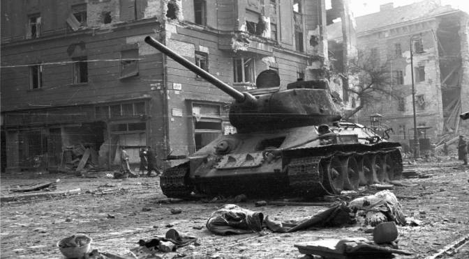 József körút Corvin, Kisfaludy köz sarok, háttérben a Kilián laktanya romos épülete, kiégett szovjet T-34-es tank